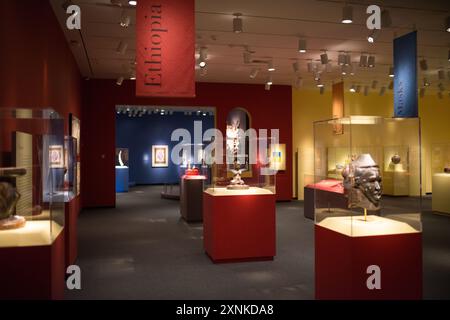 National Museum of African Art Interior Washington DC // WASHINGTON DC — das National Museum of African Art des Smithsonian widmet sich der historischen und zeitgenössischen Kunst in Afrika. Es ist eines von 19 Museen der Smithsonian Institution und befindet sich auf dem Gelände des Smithsonian Castle in der Nähe der National Mall in Washington DC. Stockfoto