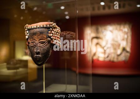 WASHINGTON DC, Vereinigte Staaten – Eine Gesichtsmaske, die von einem Lele-Künstler aus der Demokratischen Republik Kongo Anfang bis Mitte des 20. Jahrhunderts geschaffen wurde und im National Museum of African Art des Smithsonian ausgestellt ist Das Museum, das der historischen und zeitgenössischen afrikanischen Kunst gewidmet ist, ist eines von 19 Museen der Smithsonian Institution und befindet sich in der Nähe des Smithsonian Castle an der National Mall in Washington DC. Stockfoto