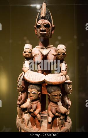 Nigerian EPA Helmet Mask National Museum of African Art Washington DC // WASHINGTON DC – Eine nigerianische EPA Helmmaske, die die Fruchtbarkeit darstellt. Das National Museum of African Art des Smithsonian widmet sich der historischen und zeitgenössischen Kunst in Afrika. Es ist eines von 19 Museen der Smithsonian Institution und befindet sich auf dem Gelände des Smithsonian Castle in der Nähe der National Mall in Washington DC. Stockfoto