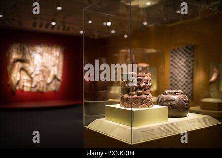 WASHINGTON DC, Vereinigte Staaten – Schreckenfigur (Ikegobo) eines Edo-Künstlers in Nigeria Anfang bis Mitte des 20. Jahrhunderts. Die nationale Muse des Smithsonian Stockfoto