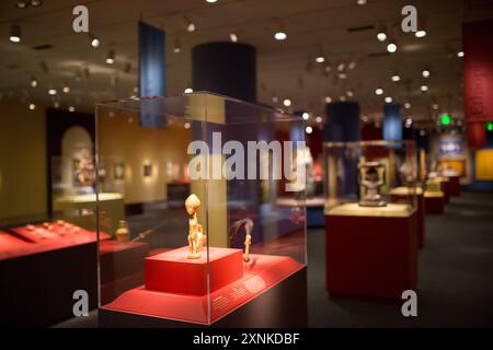 National Museum of African Art Skulptur Washington DC // WASHINGTON DC — das National Museum of African Art des Smithsonian widmet sich der historischen und zeitgenössischen Kunst in Afrika. Es ist eines von 19 Museen der Smithsonian Institution und befindet sich auf dem Gelände des Smithsonian Castle in der Nähe der National Mall in Washington DC. Stockfoto