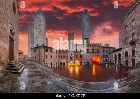 San Gimignano, Italien. Malerischer Blick auf die berühmte Piazza del Duomo mit Torre Grossa und Torre Rognosa bei Sonnenaufgang, wunderschöne kleine Stadt der Toskana Stockfoto