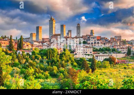 San Gimignano, Italien. Mittelalterliche Skyline und berühmte Türme während des Sonnenaufgangs. Toskana Reisen in Europa. Stockfoto