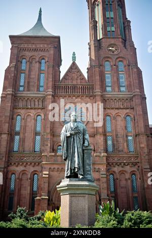 WASHINGTON DC, USA – die Bronzestatue von John Smithson, die sich vor dem Smithsonian Castle in der National Mall befindet, erinnert an den Gründer der Smithsonian Institution. Diese von Ivan Schwartz geschaffene Statue würdigt Smithsons Rolle bei der Errichtung eines der größten Museumskomplexe der Welt. Stockfoto