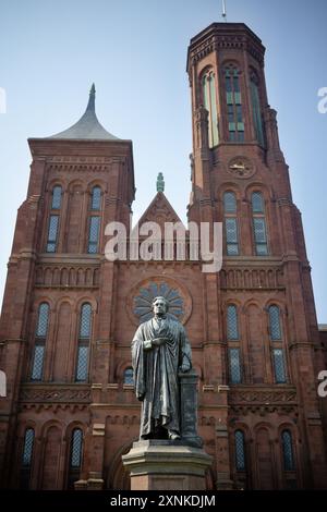 WASHINGTON DC, USA – die Bronzestatue von John Smithson, die sich vor dem Smithsonian Castle in der National Mall befindet, erinnert an den Gründer der Smithsonian Institution. Diese von Ivan Schwartz geschaffene Statue würdigt Smithsons Rolle bei der Errichtung eines der größten Museumskomplexe der Welt. Stockfoto