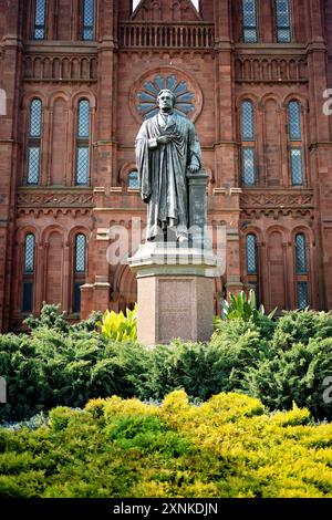 WASHINGTON DC, USA – die Bronzestatue von John Smithson, die sich vor dem Smithsonian Castle in der National Mall befindet, erinnert an den Gründer der Smithsonian Institution. Diese von Ivan Schwartz geschaffene Statue würdigt Smithsons Rolle bei der Errichtung eines der größten Museumskomplexe der Welt. Stockfoto