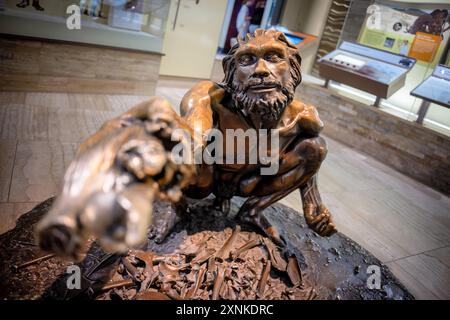 WASHINGTON DC, USA – Eine Statue, die Homo heidelbergensis darstellt und im Smithsonian National Museum of Natural History ausgestellt ist. Diese Rekonstruktion zeigt eine wichtige menschliche Vorfahrenart, die vor 700.000 bis 200.000 Jahren lebte. Die Ausstellung ist Teil der David H. Koch Hall of Human Origins, die die menschliche Evolution anhand verschiedener Ausstellungen und Artefakte erforscht. Stockfoto