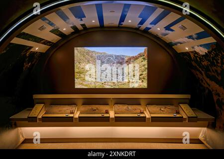 WASHINGTON DC, USA – die Human Origins Archeology Station im Smithsonian National Museum of Natural History in Washington DC. Diese interaktive Ausstellung ermöglicht Besuchern archäologische Techniken zu erleben und durch praktische Aktivitäten mehr über die menschliche Evolution zu erfahren. Die Station ist Teil der David H. Koch Hall of Human Origins, die der Erforschung menschlicher Herkunft und Evolution gewidmet ist. Stockfoto