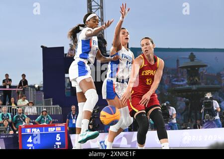 Paris, Frankreich. 31. Juli 2024. Sandra Ygueravide (SPA) gegen Laetitia Guapo (FRA), Myriam Djekoundade (FRA), 3x3 Basketball, Frauen-Pool-Runde während der Olympischen Spiele Paris 2024 am 31. Juli 2024 in La Concorde in Paris, Frankreich - Foto Michael Baucher/Panoramic/DPPI Media Credit: DPPI Media/Alamy Live News Stockfoto