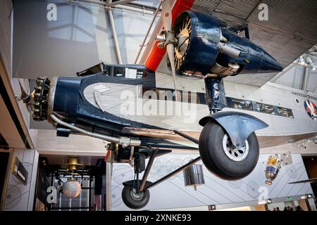 WASHINGTON DC, Vereinigte Staaten — der Ford 5-AT Tri-Motor, ein ikonisches amerikanisches Transportflugzeug aus den späten 1920er Jahren, ist im Smithsonian National Air and Space Museum ausgestellt. Dieses aus Metall gefertigte, gewellte Aluminiumflugzeug, auch „Tin Goose“ genannt, spielte eine entscheidende Rolle in der frühen kommerziellen Luftfahrt. Stockfoto