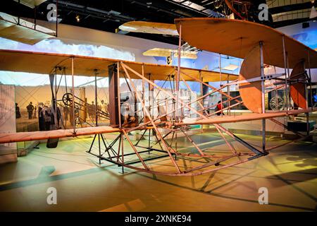 Wright Military Flyer National Air and Space Museum Washington DC // WASHINGTON DC – der Wright Military Flyer 1909, das erste Militärflugzeug der Welt, ist im Smithsonian National Air and Space Museum ausgestellt. Dieses historische Flugzeug, das von den Brüdern Wright gebaut wurde, war das erste Flugzeug der US-Armee und markierte den Beginn der militärischen Luftfahrt. Der Wright Military Flyer ist ein bedeutender Meilenstein in der Luftfahrtgeschichte und unterstreicht den Innovationsgeist des frühen 20. Jahrhunderts. Stockfoto