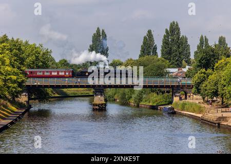 York, Großbritannien. August 2024. Yorkshire Day Feiern in York. Black 5 44871 überquert den Fluss Ouse auf dem Weg nach Scarborough mit dem „Scarborough Spa Express“ der West Coast Railway. Gutschrift. Quelle: Neil Terry/Alamy Live News Stockfoto