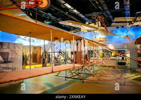 Wright Military Flyer National Air and Space Museum Washington DC // WASHINGTON DC – der Wright Military Flyer 1909, das erste Militärflugzeug der Welt, ist im Smithsonian National Air and Space Museum ausgestellt. Dieses historische Flugzeug, das von den Brüdern Wright gebaut wurde, war das erste Flugzeug der US-Armee und markierte den Beginn der militärischen Luftfahrt. Der Wright Military Flyer ist ein bedeutender Meilenstein in der Luftfahrtgeschichte und unterstreicht den Innovationsgeist des frühen 20. Jahrhunderts. Stockfoto