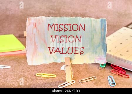 Symbol für die Werte der Mission Vision. Konzeptworte Mission Vision-Werte auf einem Stück Papier, das in einer Kleiderkammer fixiert ist Stockfoto