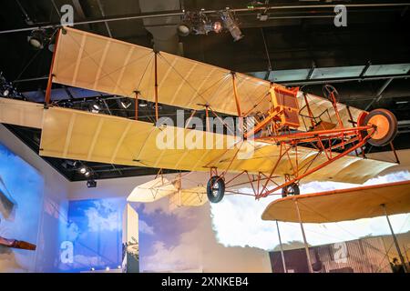 WASHINGTON DC, Vereinigte Staaten – die Curtiss D-111 Headless Pusher, ein Pionierflugzeug aus dem frühen 20. Jahrhundert, ist im Smithsonian National Air and Space Museum in Washington, DC ausgestellt. Dieses historische Flugzeug, das vom Luftfahrtpionier Glenn Curtiss entworfen wurde, ist bekannt für sein innovatives „Headless“-Design. dadurch entfällt der horizontale Stabilisator vorn und bietet eine verbesserte Aerodynamik. Die Curtiss D-111 stellt einen bedeutenden Fortschritt in der Luftfahrttechnik während ihrer Zeit dar. Stockfoto