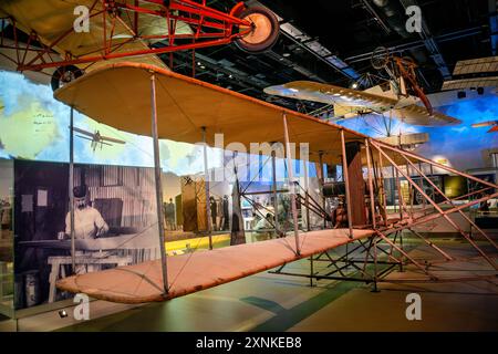 Wright Military Flyer Air and Space Museum Washington DC // WASHINGTON DC – der Wright Military Flyer 1909, das erste Militärflugzeug der Welt, ist im Smithsonian National Air and Space Museum ausgestellt. Dieses historische Flugzeug, das von den Brüdern Wright gebaut wurde, war das erste Flugzeug der US-Armee und markierte den Beginn der militärischen Luftfahrt. Der Wright Military Flyer ist ein bedeutender Meilenstein in der Luftfahrtgeschichte und unterstreicht den Innovationsgeist des frühen 20. Jahrhunderts. Stockfoto