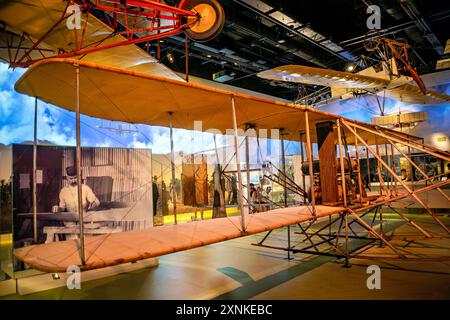 Wright Military Flyer National Air and Space Museum Washington DC // WASHINGTON DC – der Wright Military Flyer 1909, das erste Militärflugzeug der Welt, ist im Smithsonian National Air and Space Museum ausgestellt. Dieses historische Flugzeug, das von den Brüdern Wright gebaut wurde, war das erste Flugzeug der US-Armee und markierte den Beginn der militärischen Luftfahrt. Der Wright Military Flyer ist ein bedeutender Meilenstein in der Luftfahrtgeschichte und unterstreicht den Innovationsgeist des frühen 20. Jahrhunderts. Stockfoto