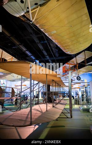 Wright Military Flyer National Air and Space Museum Washington DC // WASHINGTON DC – der Wright Military Flyer 1909, das erste Militärflugzeug der Welt, ist im Smithsonian National Air and Space Museum ausgestellt. Dieses historische Flugzeug, das von den Brüdern Wright gebaut wurde, war das erste Flugzeug der US-Armee und markierte den Beginn der militärischen Luftfahrt. Der Wright Military Flyer ist ein bedeutender Meilenstein in der Luftfahrtgeschichte und unterstreicht den Innovationsgeist des frühen 20. Jahrhunderts. Stockfoto