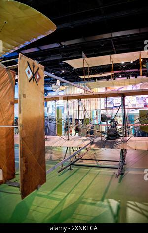 Wright Military Flyer Air and Space Museum Washington DC // WASHINGTON DC – der Wright Military Flyer 1909, das erste Militärflugzeug der Welt, ist im Smithsonian National Air and Space Museum ausgestellt. Dieses historische Flugzeug, das von den Brüdern Wright gebaut wurde, war das erste Flugzeug der US-Armee und markierte den Beginn der militärischen Luftfahrt. Der Wright Military Flyer ist ein bedeutender Meilenstein in der Luftfahrtgeschichte und unterstreicht den Innovationsgeist des frühen 20. Jahrhunderts. Stockfoto