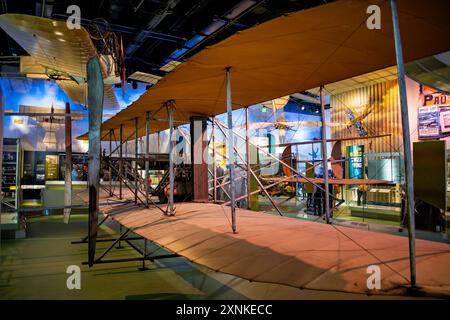 Wright Military Flyer National Air and Space Museum Washington DC // WASHINGTON DC – der Wright Military Flyer 1909, das erste Militärflugzeug der Welt, ist im Smithsonian National Air and Space Museum ausgestellt. Dieses historische Flugzeug, das von den Brüdern Wright gebaut wurde, war das erste Flugzeug der US-Armee und markierte den Beginn der militärischen Luftfahrt. Der Wright Military Flyer ist ein bedeutender Meilenstein in der Luftfahrtgeschichte und unterstreicht den Innovationsgeist des frühen 20. Jahrhunderts. Stockfoto