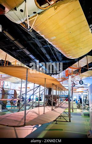 Wright Military Flyer Smithsonian National Air and Space Museum Washington DC // WASHINGTON DC — der Wright Military Flyer 1909, das erste Militärflugzeug der Welt, ist im Smithsonian National Air and Space Museum zu sehen. Dieses historische Flugzeug, das von den Brüdern Wright gebaut wurde, war das erste Flugzeug der US-Armee und markierte den Beginn der militärischen Luftfahrt. Der Wright Military Flyer ist ein bedeutender Meilenstein in der Luftfahrtgeschichte und unterstreicht den Innovationsgeist des frühen 20. Jahrhunderts. Stockfoto