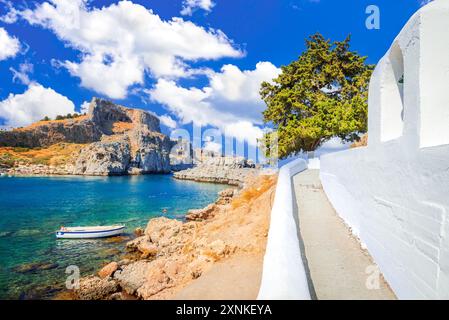 Lindos - Rhodos, Griechenland. Saint Paul Bay. Ägäis Landschaft mit alten Akropolis felsigen Ruinen. Stockfoto