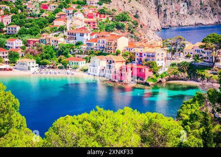 Assos, Griechenland. Blick aus der Vogelperspektive auf das malerische Dorf, die idyllische griechische Insel Kefalonia. Stockfoto