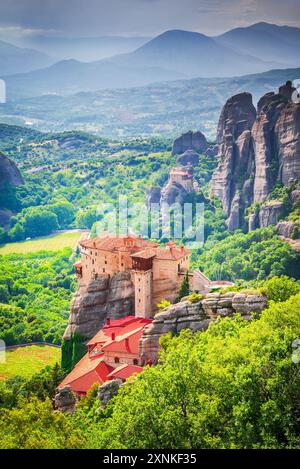 Meteora, Griechenland. Kloster Roussanou im historischen Thessalien, berühmte Sandsteinformationen, griechisches Weltkulturerbe. Stockfoto