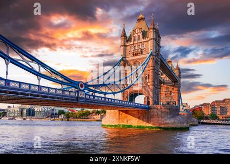 London, England. Tower Bridge, sonniger Tag über der Themse. Reiseort Großbritannien. Stockfoto