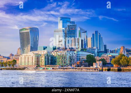 London, Vereinigtes Königreich. Blick auf die berühmten Wolkenkratzer der Stadt London und die Themse. Stockfoto
