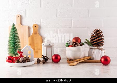 Home Countertop Küche Weihnachtsdekorationen, Kugeln, ein Mini-Weihnachtsbaum, eine Laterne, ein Kegel in einer Schüssel, große Zedernkegel in einem Topf. Vorderansicht Stockfoto