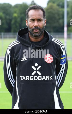 Fussball 2. Bundesliga Offizieller Fototermin Fortuna Düsseldorf am 25.07.2024 auf dem Trainingsgelaende in Düsseldorf Daniel Thioune ( Trainer / Cheftrainer Düsseldorf ) Foto: Revierfoto Stockfoto