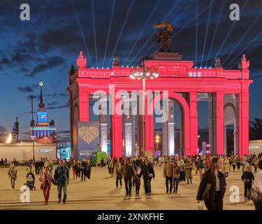 Moskau, Russland - 13. April 2024: Viele Menschen gehen durch den Bogen des Haupteingangs zur Ausstellung der Errungenschaften der Volkswirtschaft, wunderschön Stockfoto