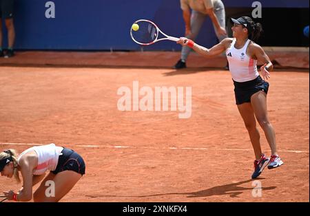 August 2024; Olympische Spiele in Paris, Paris, Frankreich, Tag 6; Olympisches Tennis bei Roland Garros, Sara Errani und Jasmine Paolini aus Italien gegen Katie Boulter und Heather Watson aus Großbritannien im Damendoppel, Heather Watson in Action Credit: Action Plus Sports Images/Alamy Live News Stockfoto