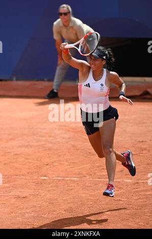 August 2024; Olympische Spiele in Paris, Paris, Frankreich, Tag 6; Olympisches Tennis bei Roland Garros, Sara Errani und Jasmine Paolini aus Italien gegen Katie Boulter und Heather Watson aus Großbritannien im Damendoppel, Heather Watson in Action Credit: Action Plus Sports Images/Alamy Live News Stockfoto