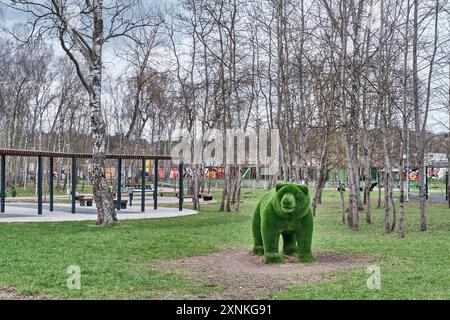 Moskau, Russland - 14. April 2024: Buschskulptur des Bären, Topiar, im modernen Stadtpark, Landschaft und Erholungsgebiet im Dorf Desenevskoje. Spr Stockfoto