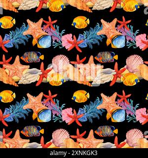 Nahtloses Muster mit Unterwasserbewohnern. Tropische Fische, Seesterne, Muscheln, Algen und Korallen auf schwarzem Hintergrund. Nahtloses Muster i Stockfoto