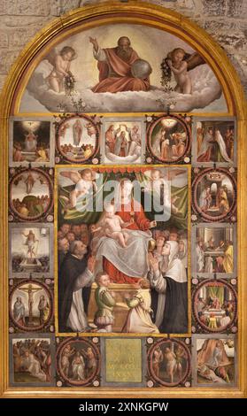 ASSISI, ITALIEN - 17. MAI 2024: Gemälde der Rosenkranzmadonna in der Kathedrale San Rufino von Dono Doni und Helfern (1581) Stockfoto