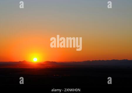 Strahlend roter Sonnenaufgang im Arizona Valley Stockfoto