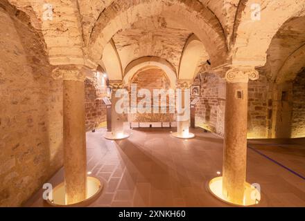 ASSISI, ITALIEN - 17. MAI 2024: Die Krypta unter der Kathedrale San Rufino. Stockfoto