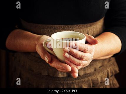 Händen der älteren Frau, die Tasse Kaffee Stockfoto