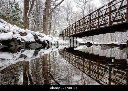 ARLINGTON, Virginia, USA – Eine verschneite Winterszene im Rock Spring Park fängt die ruhige Schönheit von Arlington, Virginia, ein. Der schneebedeckte Park zeigt die ruhige und malerische Winterlandschaft und lädt Besucher ein, Outdoor-Aktivitäten und die natürliche Schönheit der Saison zu genießen. Stockfoto