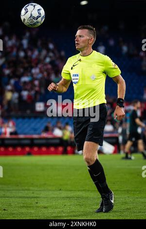 Rotterdam, Niederlande. 31. Juli 2024. Rotterdam - Schiedsrichter Allard Lindhout während des fith-Freundschaftsspiels zur Vorbereitung der Eredivisie-Saison 2024/2025. Das Eröffnungsspiel der Saison findet zwischen Feyenoord und AS Monaco FC im Stadion Feijenoord de Kuip am 31. Juli 2024 in Rotterdam, Niederlande, statt. Credit: Box to Box Pictures/Alamy Live News Stockfoto