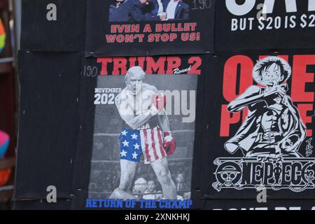 Ocean City, USA. Juli 2024. 23. Juli 2024: Ocean City Boardwalk, Ocean City, Maryland. Eine Sommertradition für viele ist der Spaziergang auf dem Boardwalk. Mit Souvenirs, Strandbedarf, Gag-Geschenken und mehr schien Donald Trump politische Merchandise das beliebteste Abziehbild für T-Shirts und Sweatshirts zu sein. Nach dem Attentat wurden sofort neue Hemden gedruckt. (Foto: Robyn Stevens Brody/SIPA USA) Credit: SIPA USA/Alamy Live News Stockfoto