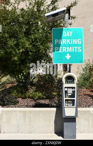 LONG BEACH, KALIFORNIEN - 28. JULI 2024: Parkgenehmigungen Kiosk auf dem Campus des Long Beach City College, LBCC. Stockfoto