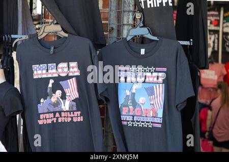 Ocean City, USA. Juli 2024. 23. Juli 2024: Ocean City Boardwalk, Ocean City, Maryland. Eine Sommertradition für viele ist der Spaziergang auf dem Boardwalk. Mit Souvenirs, Strandbedarf, Gag-Geschenken und mehr schien Donald Trump politische Merchandise das beliebteste Abziehbild für T-Shirts und Sweatshirts zu sein. Nach dem Attentat wurden sofort neue Hemden gedruckt. (Foto: Robyn Stevens Brody/SIPA USA) Credit: SIPA USA/Alamy Live News Stockfoto