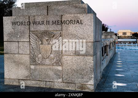 WASHINGTON DC, USA – das in der Abenddämmerung erleuchtete World war II Memorial in der National Mall in Washington DC ehrt mit seinem markanten Brunnen und seinen Bögen die 16 Millionen US-Streitkräfte während des Zweiten Weltkriegs, darunter mehr als 400.000 Menschen, die ihr Leben gaben. Stockfoto