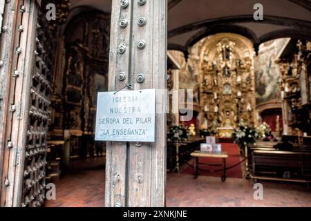 MEXIKO-STADT, Mexiko – das verzierte Innere der Templo de la Enseñanza (Kirche der Lehre) befindet sich im historischen Zentrum von Mexiko-Stadt. Diese barocke Kirche aus dem 18. Jahrhundert, bekannt für ihre kunstvollen Steinmetzarbeiten und ihre unverwechselbare Fassade aus rosafarbenem Steinbruchstein, ist ein Beispiel für das reiche architektonische Erbe der mexikanischen Hauptstadt. Stockfoto