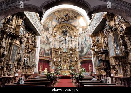 MEXIKO-STADT, Mexiko – das verzierte Innere der Templo de la Enseñanza (Kirche der Lehre) befindet sich im historischen Zentrum von Mexiko-Stadt. Diese barocke Kirche aus dem 18. Jahrhundert, bekannt für ihre kunstvollen Steinmetzarbeiten und ihre unverwechselbare Fassade aus rosafarbenem Steinbruchstein, ist ein Beispiel für das reiche architektonische Erbe der mexikanischen Hauptstadt. Stockfoto