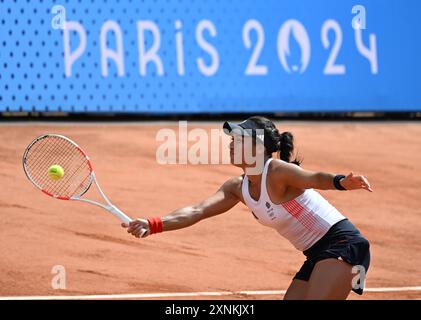 August 2024; Olympische Spiele in Paris, Paris, Frankreich, Tag 6; Olympisches Tennis bei Roland Garros, Sara Errani und Jasmine Paolini aus Italien gegen Katie Boulter und Heather Watson aus Großbritannien im Damendoppel, Heather Watson in Action Credit: Action Plus Sports Images/Alamy Live News Stockfoto